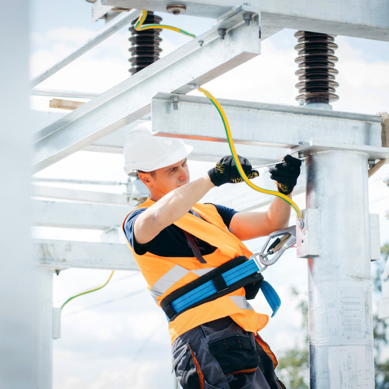Segurança Elétrica em Instalações Elétricas de Baixa, Média, Alta e Muito Alta Tensão Segurança Elétrica em Instalações Elétricas de Baixa, Média, Alta e Muito Alta Tensão